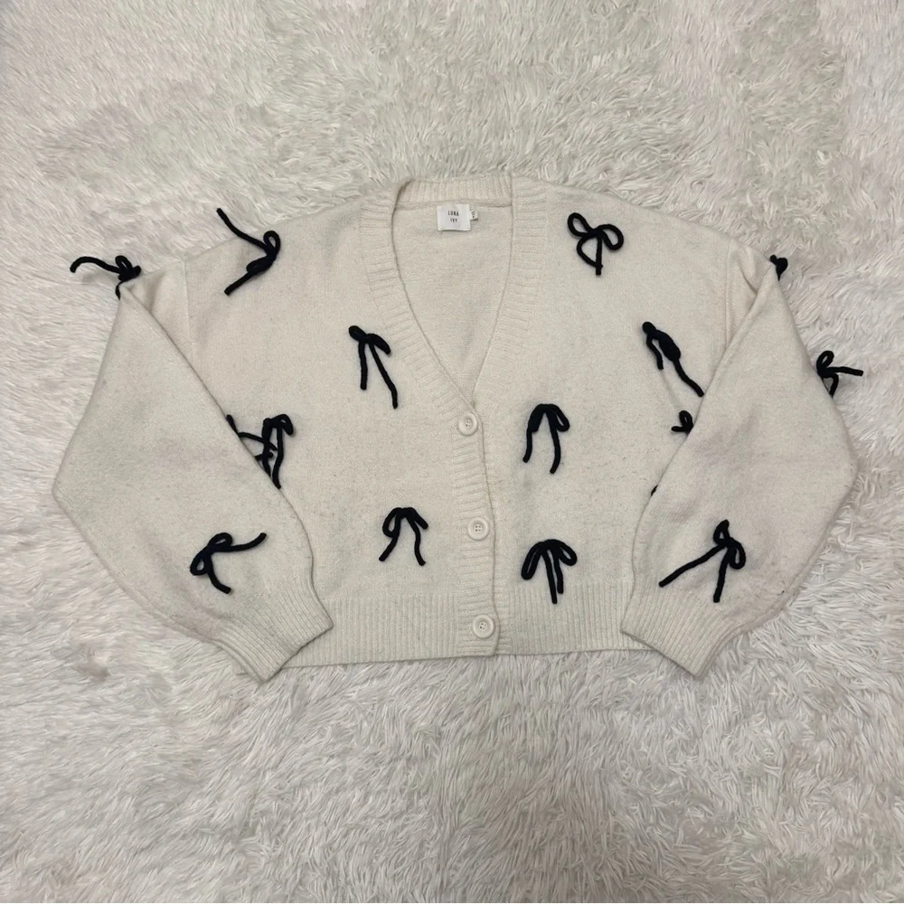 Elegant White Cardigan with Black Bow Details